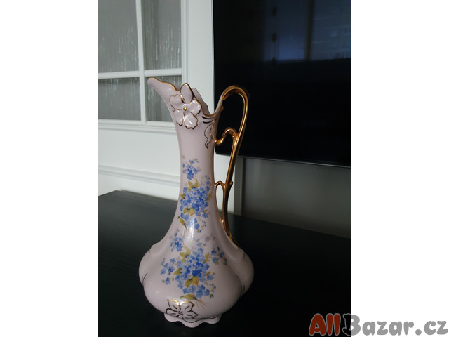 Karafa - váza z růžového porcelánu s pomněnkami