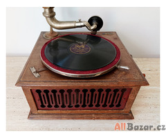 Starožitný salonní gramofon na kliku s troubou značky Pathé