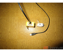 Plastová USB power banka s 2600mAh baterií, dodáno s poutkem a nabíječkou.
