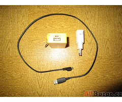 Plastová USB power banka s 2600mAh baterií, dodáno s poutkem a nabíječkou.